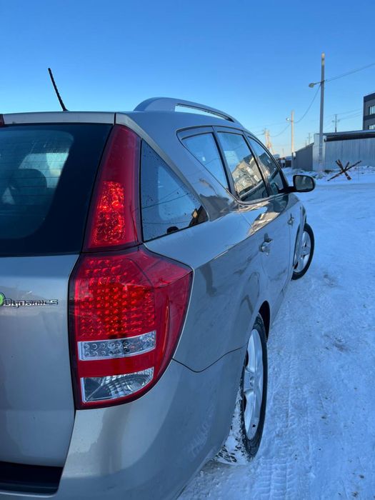 Легковий автомобіль Кіа Сід в кузові універсал