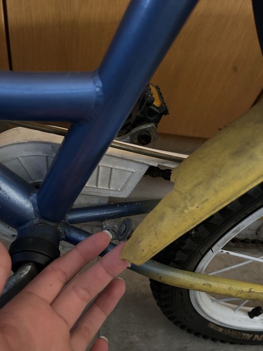 Bicicleta de criança azul e amarela