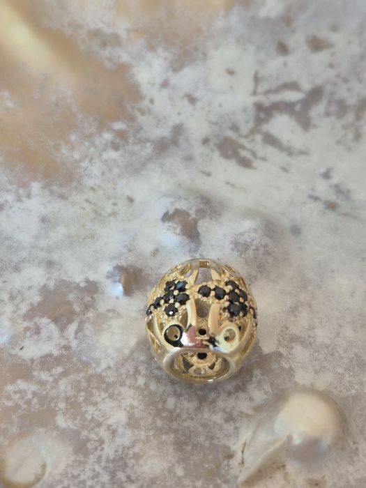 Złoty charms typu Pandora kulka ażurowa czarne cyrkonie p. 585