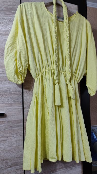 Лляне плаття жовтого кольору з поясом