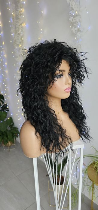 Lekka peruka Frida fale afroloki czarna włosy naturlany efekt
