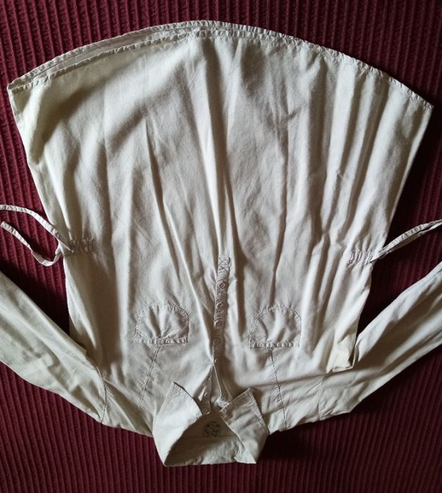 Calças e camisa de grávida