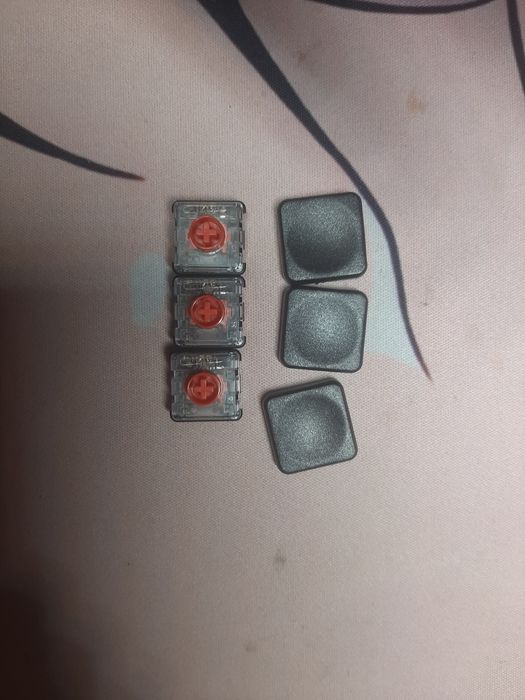 Low profile red switche 69 szt + 70 keycaps