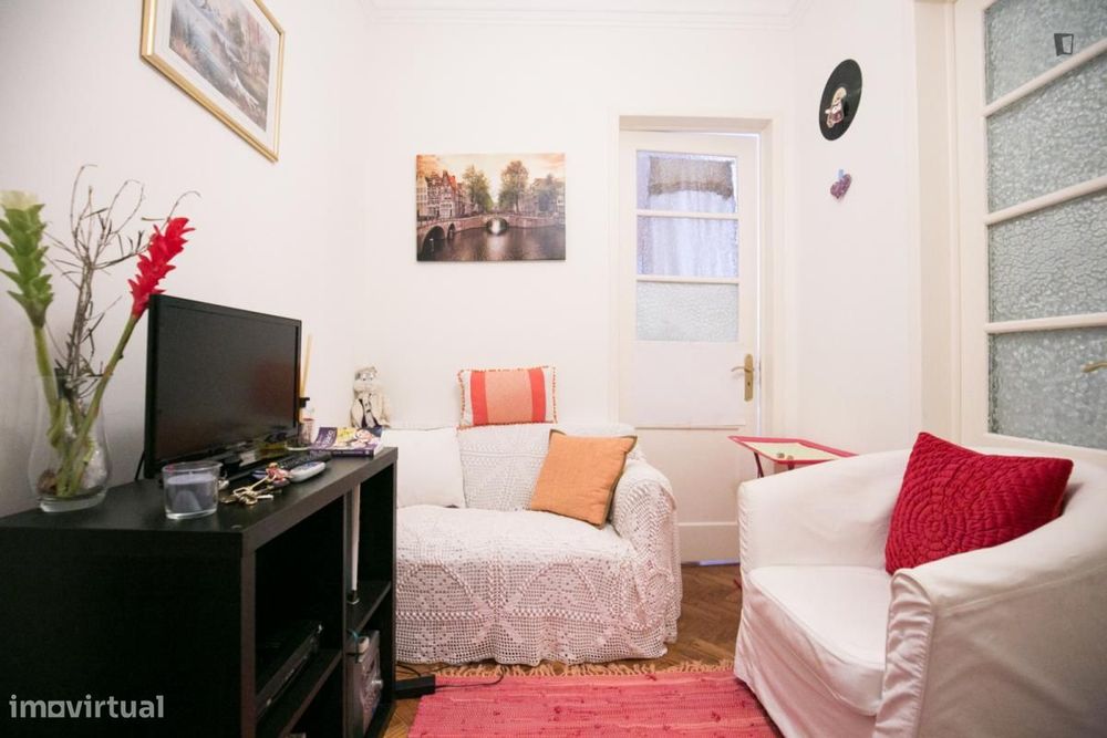 Quarto - localizado em Campolide Lisbon