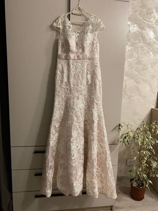 Красива весільна сукня