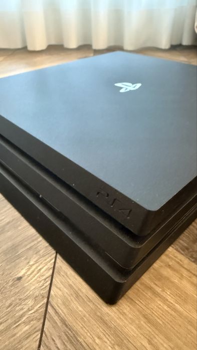 Sony PlayStation 4 Pro PS4 Pro 1TB + pad + God of War