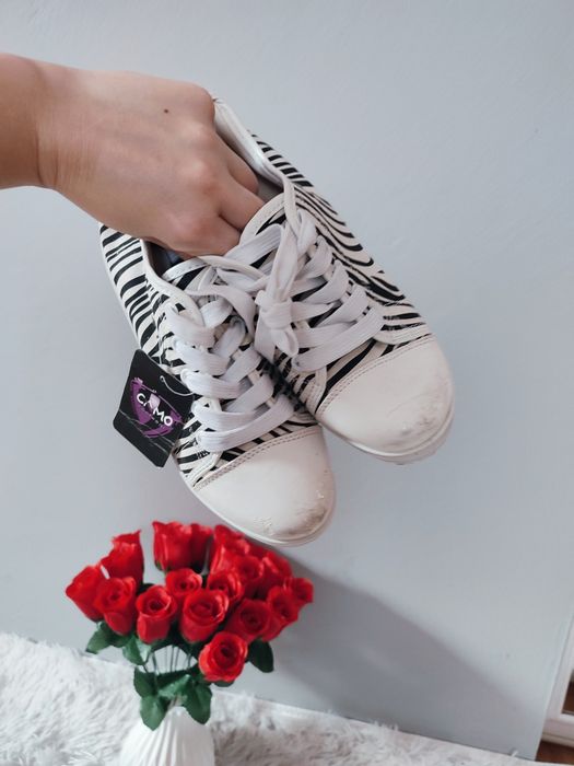 Trampki z metką na słupku zebra