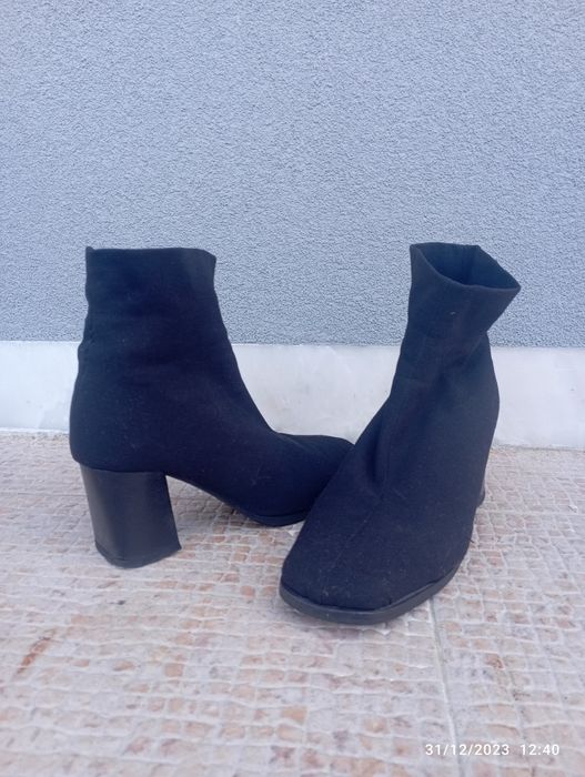 Botins pretos de tecido