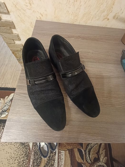 Продаються чоловічі туфлі