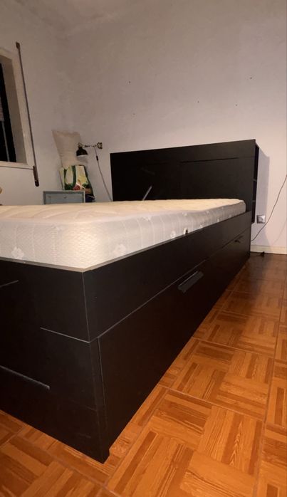 Cama com arrumação preta IKEA