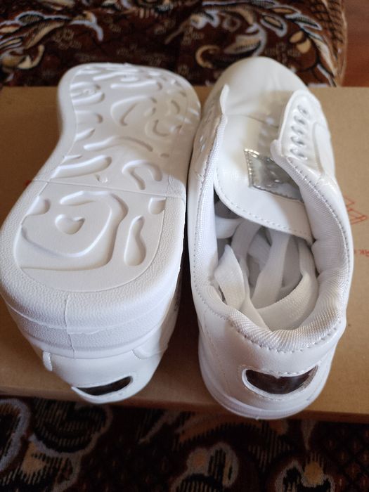 Продам жіночі кросівки.