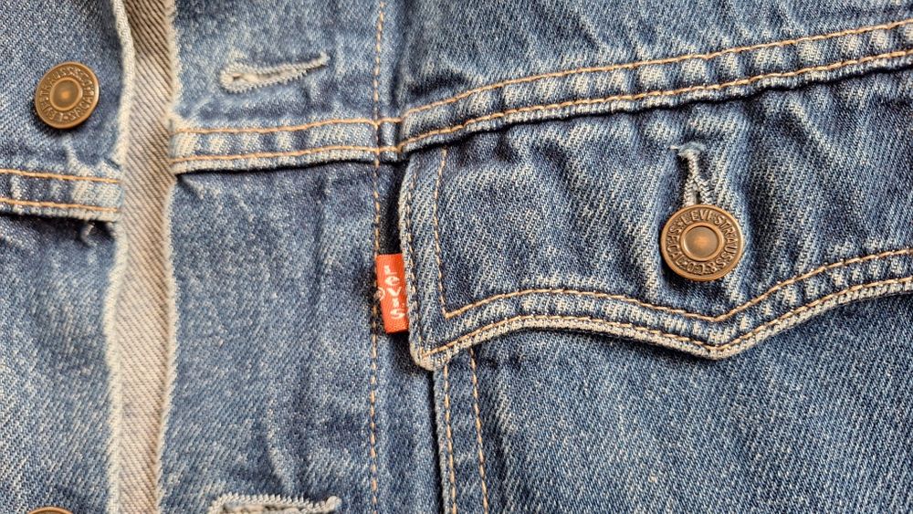 джинсовая куртка Levi's.