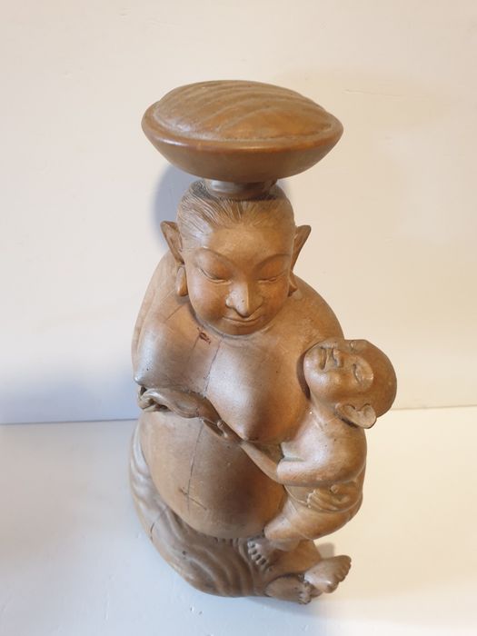 Antiga e rara escultura de Mãe Buda em madeira esculpida