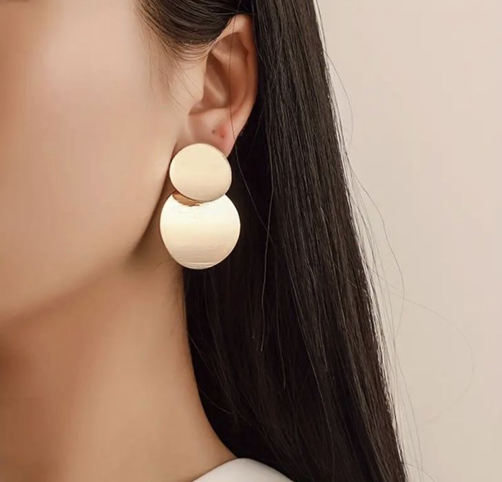 Brincos dourado e prateado