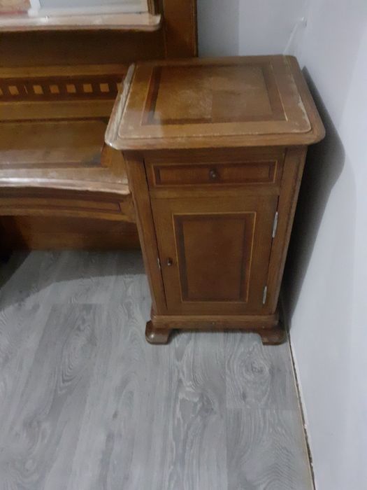 Дзеркало, Туалетний столик антикваріат 1920-30 року (висота 2,2 м)