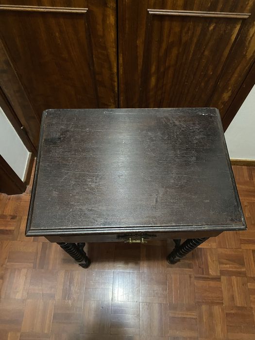 Mesinha de Apoio Vintage em Madeira Escura