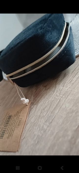 Czarne etui na biżuterię Yves rocher