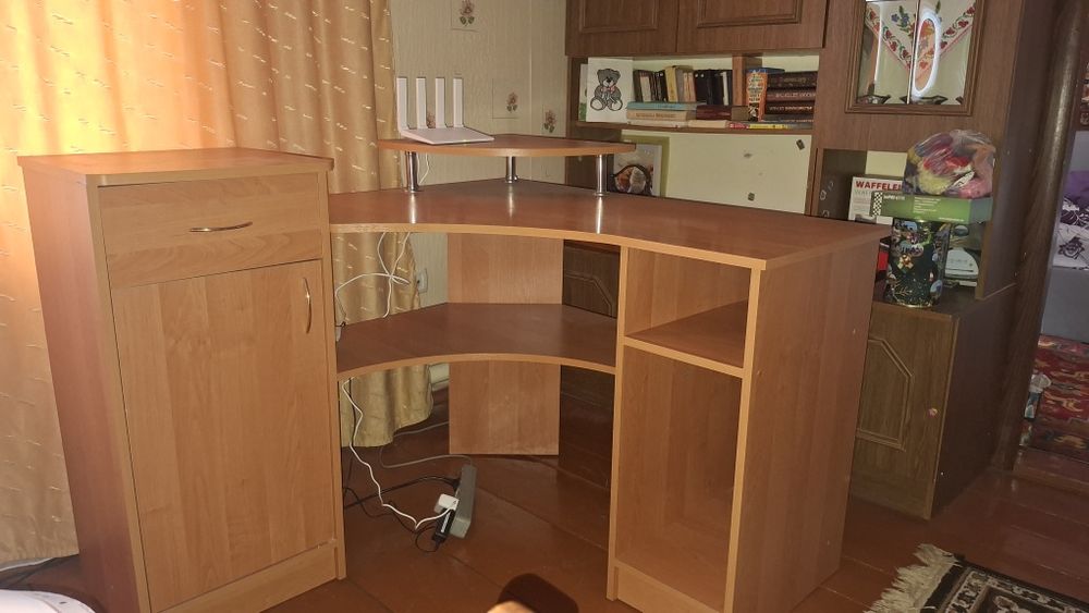Кутовий комп'ютерний/письмовий стіл
