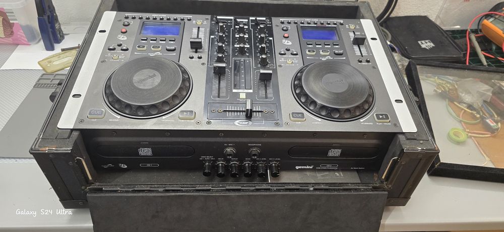 Mesa de DJ GEMINI 3700G Proficional