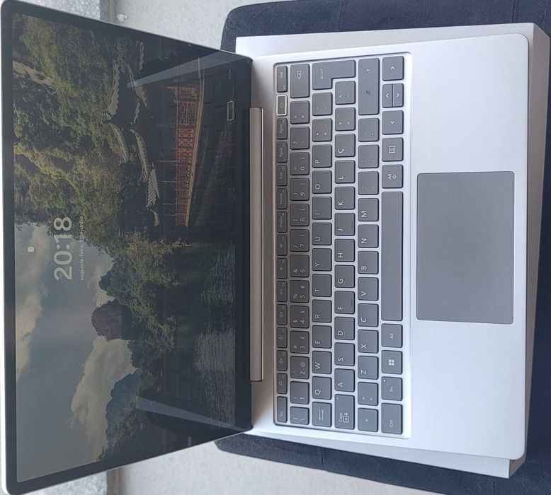 Microsoft Surface Laptop Go 2 – 8GB / 256GB / Platinum – Como Novo