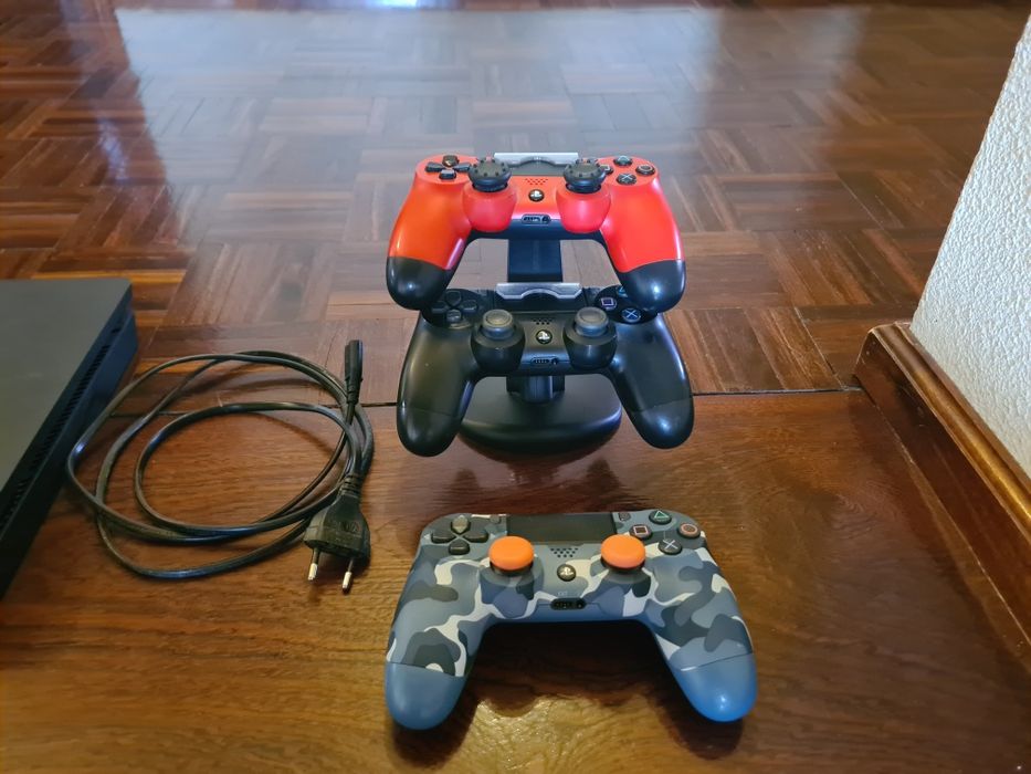 Playstation 4 Slim com 3 comandos