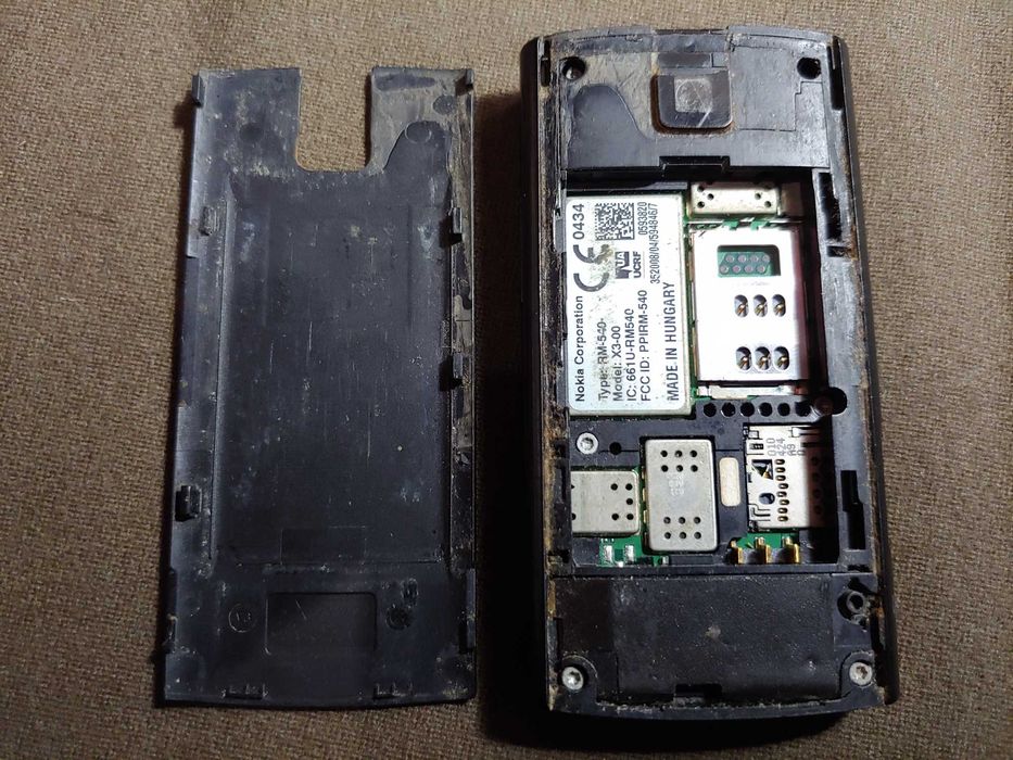 Ол оның көмейіне тығылды