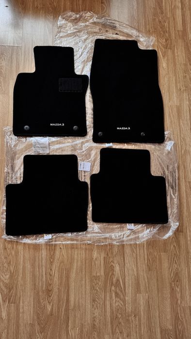 Нові оригінальні чорні велюрові коврики Mazda 3 седан