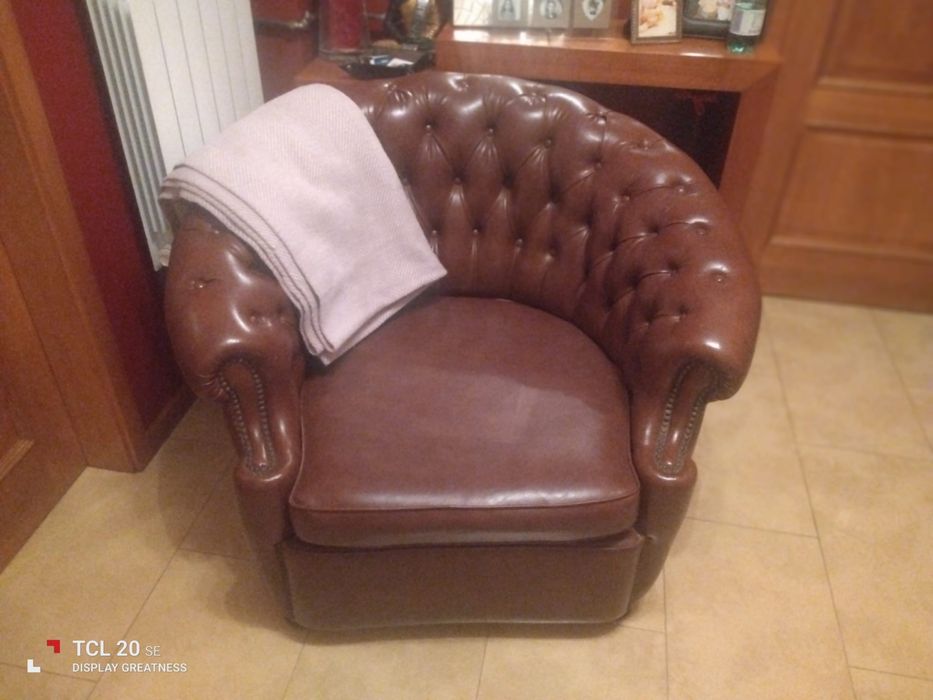 Magnífica poltrona, toda em picotiné