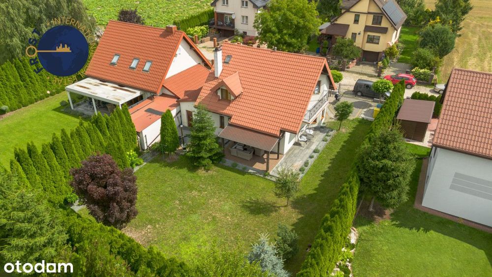 Dom po remoncie z ogrodem, jacuzzi i garażem
