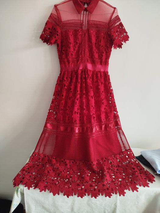 Бордово червоне плаття .