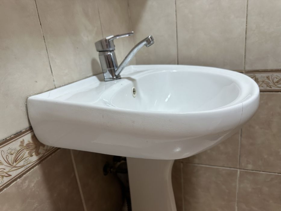 Раковина з підставкою у вану