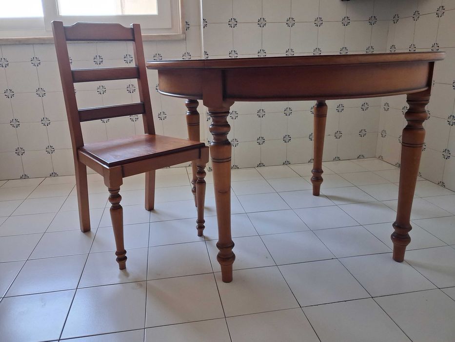 Mesa extensível e quatro cadeiras em madeira maciça de cerejeira
