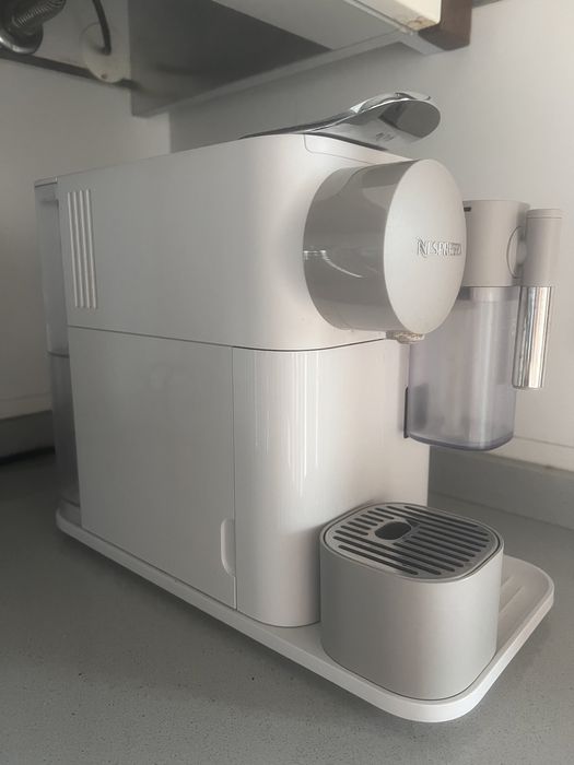 Máquina de Café NESPRESSO Lattissima One