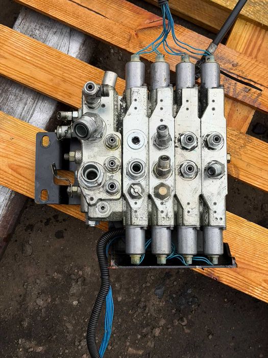 Rozdzielacz hydrauliczny czterosekcyjny HYSTER