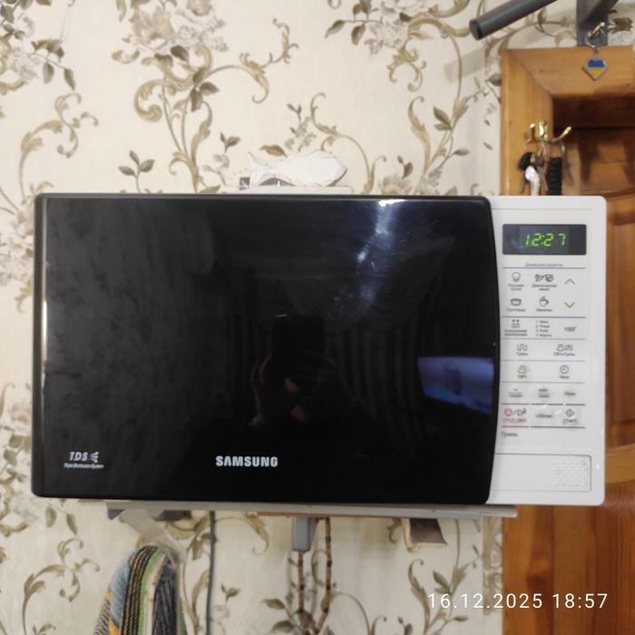 Мікрохвильова піч Samsung GE83KRW-1/BW 
Мікрохвильова піч,