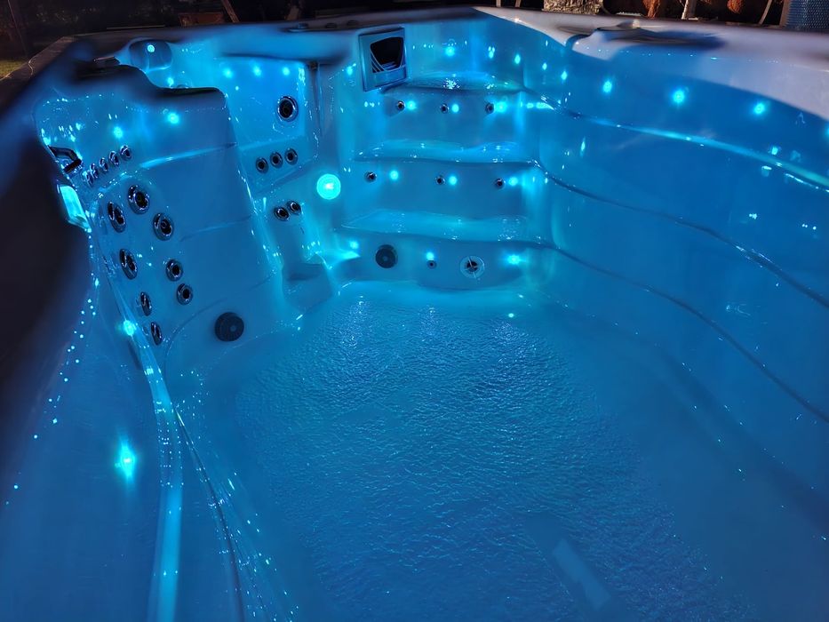 Jacuzzi swim spa