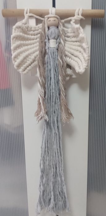 Anioł z makramy na belce