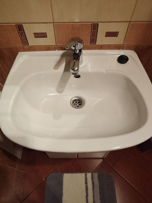 Szafka z umywalką do łazienki