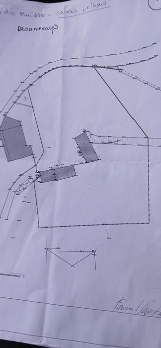 Vendo Terreno 3000m2  com casas velhas para construçao