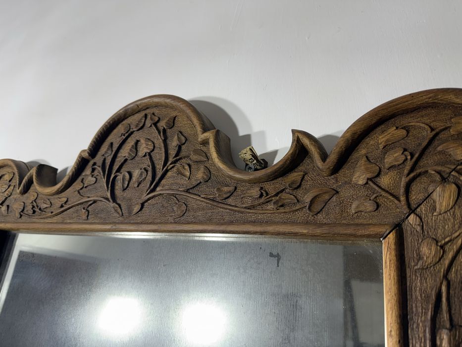 Lustro w rzeźbionej ramie