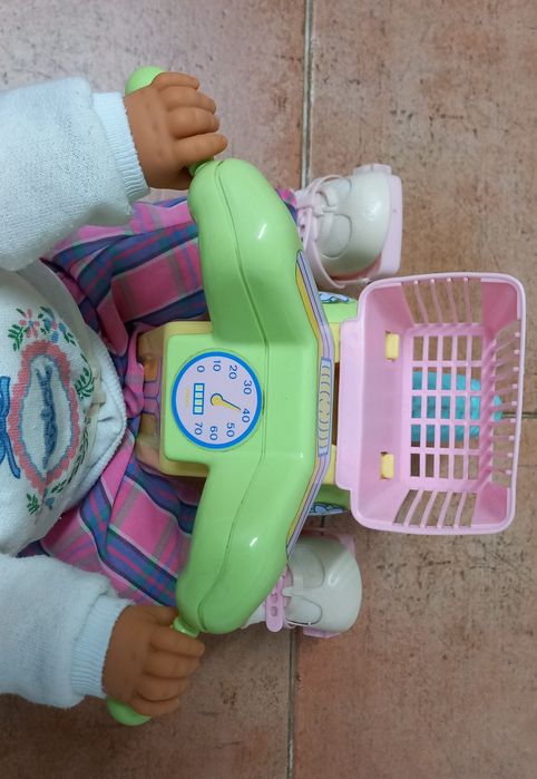 TRICICLO COM BONECA para criança brincar na rua,casa,quintal,jardim.