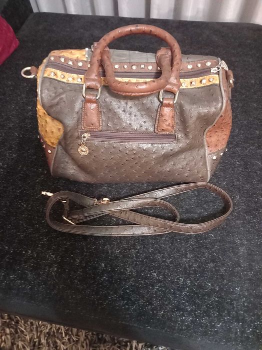 Mala em tons de castanho