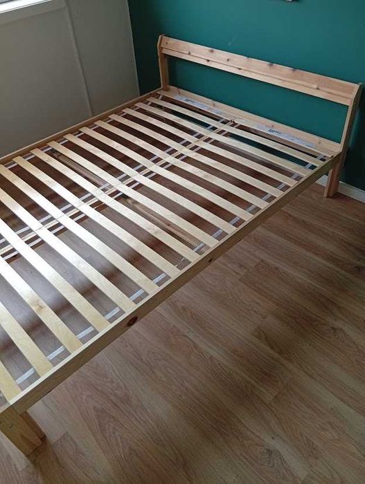 Cama de casal, 140x200 com estrado e colchão, completamente novos