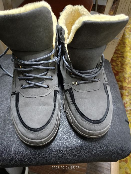 Продам ботинки сірі