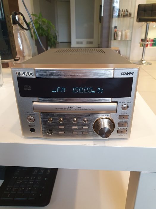 Amplituner TEAC mini z pilotem zastępczym.