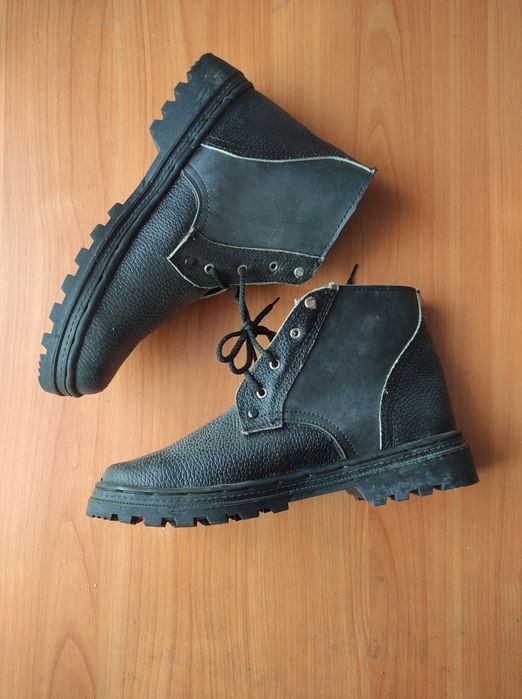 Робочі черевики різні