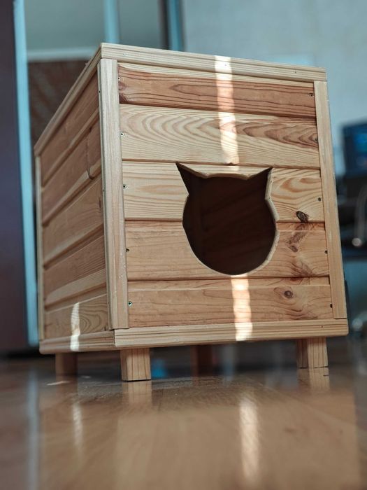 Дерев'яний будиночок для кішки