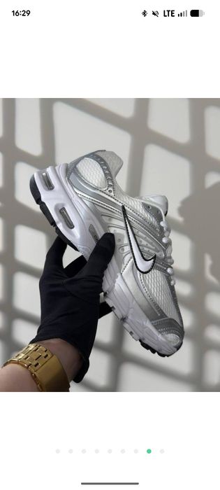 Кросівки  жіночі nike air max moto 2k white metallic silver   37,40р