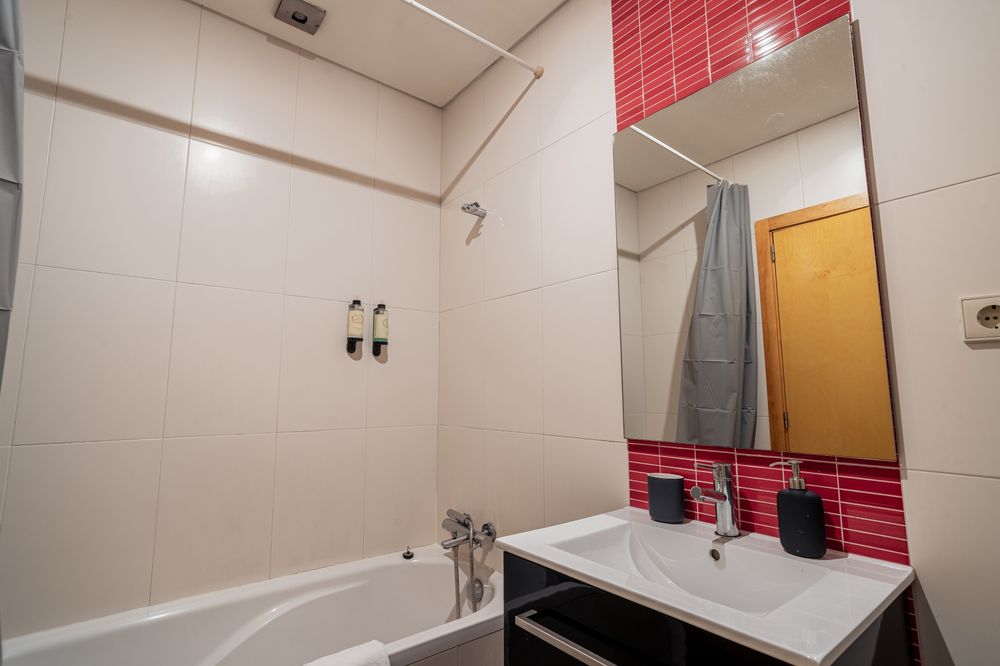 Arrendo apartamento T0 mobilado junto ao metro Carolina Michaelis Porto