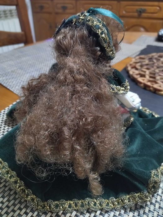 Boneca dos anos 90 em porcelana, tamanho médio.